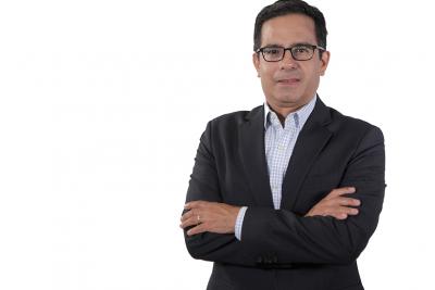 Federico Gómez Schumacher, diretor geral do PayPal para a América Latina, de braços cruzados vestido com paletó azul escuro