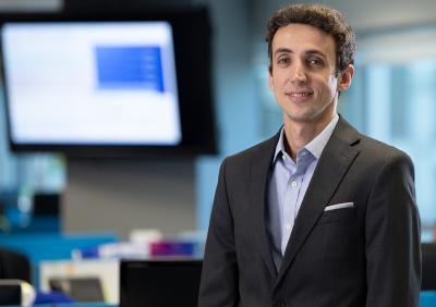 Leonardo Sertão, de terno azul, com o escritório do PayPal como cenário